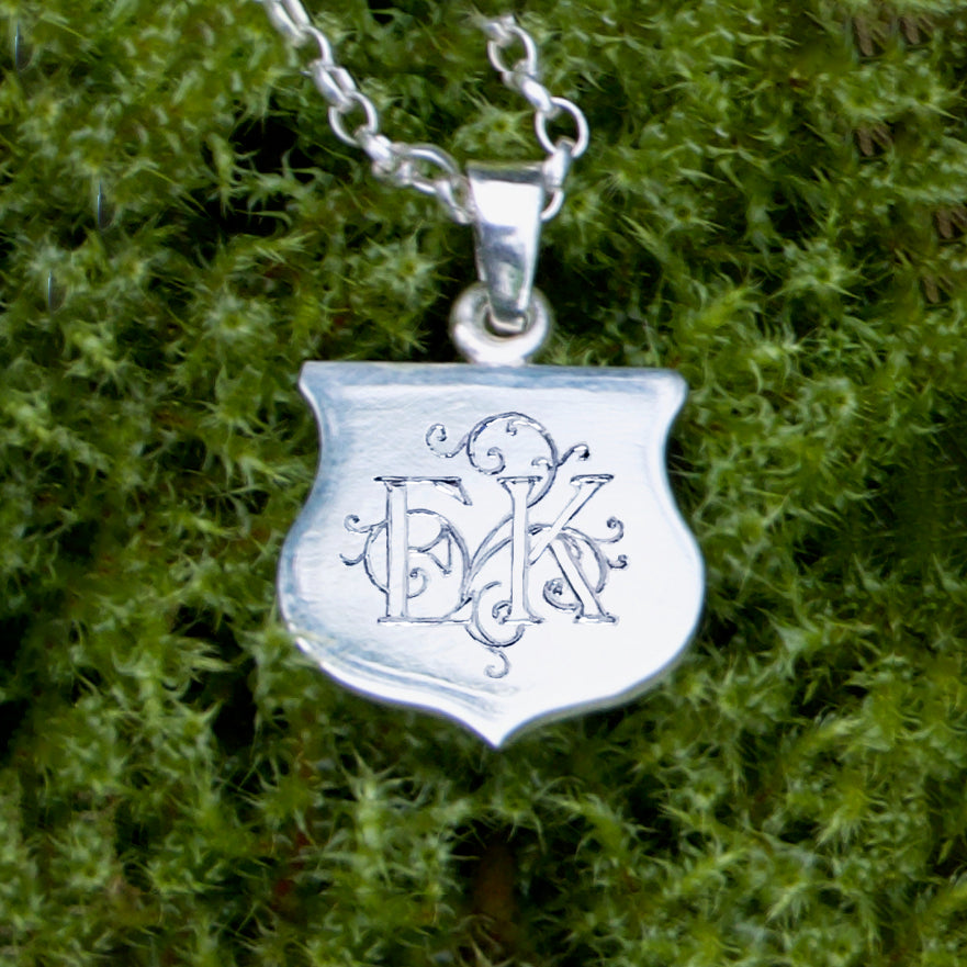 Exclusive Shield pendant - Large