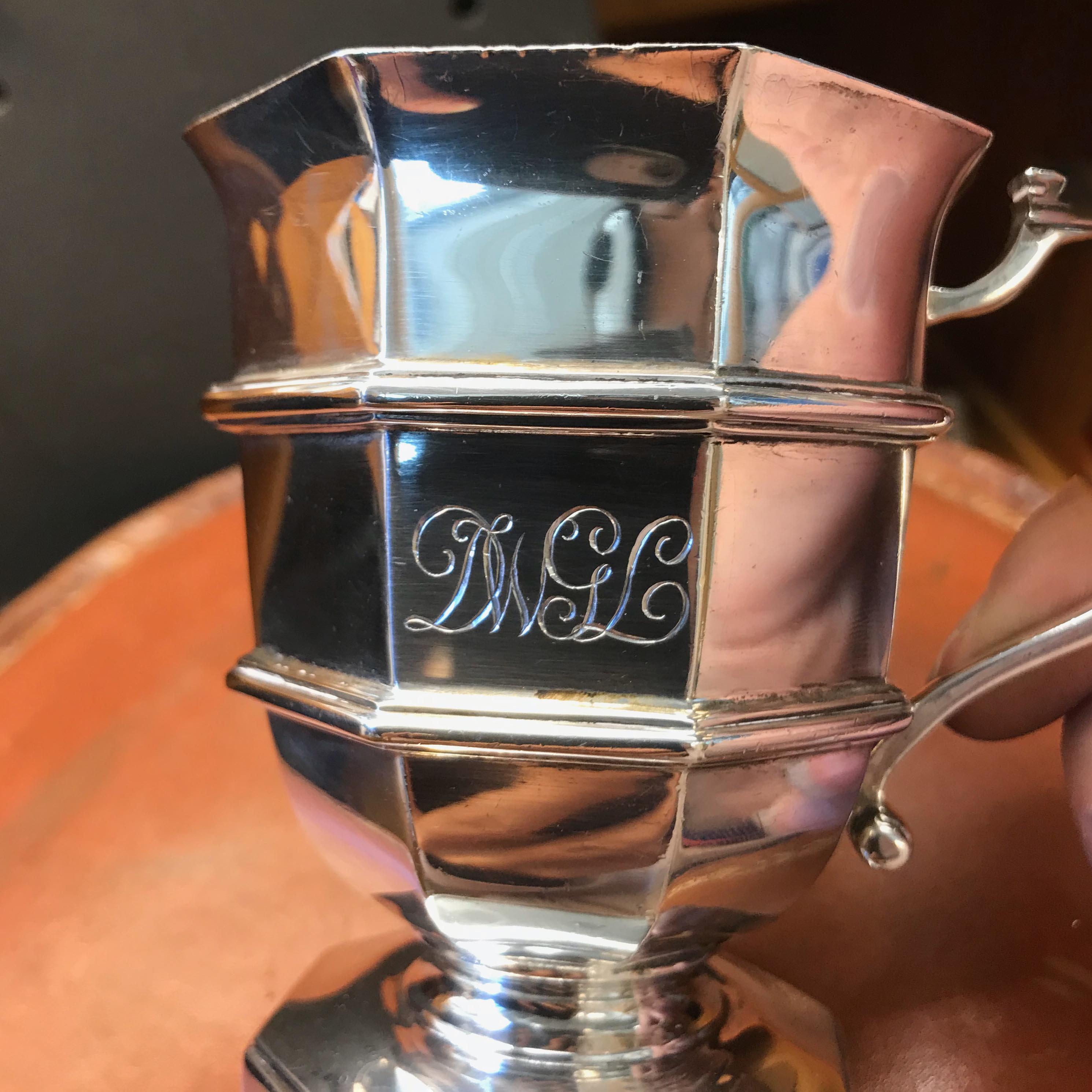 Håndgravering monogram på sølvkrus