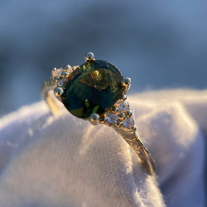 Ring med oval grønn safir og diamanter