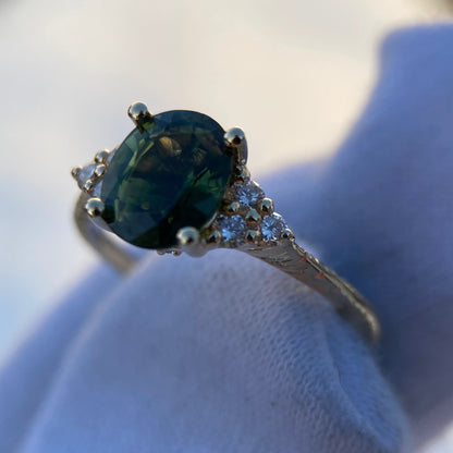 Ring med oval grønn safir og diamanter
