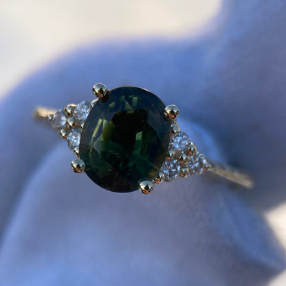 Ring med oval grønn safir og diamanter