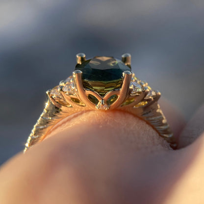 Ring med oval grønn safir og diamanter