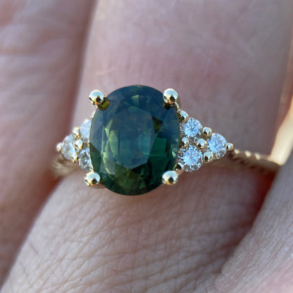 Ring med oval grønn safir og diamanter