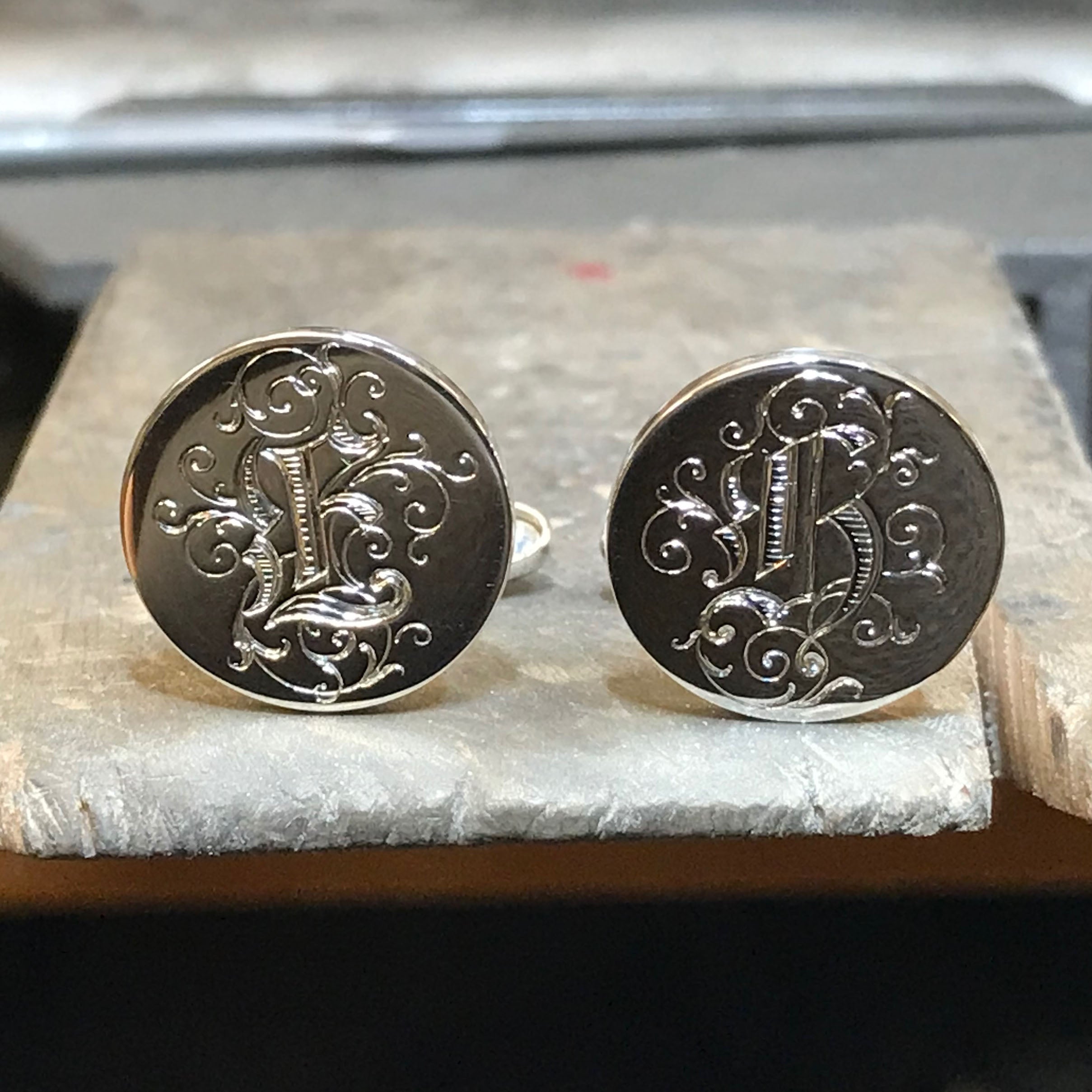 Runde sølv mansjettknapper med håndgravert monogram