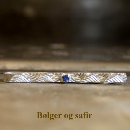 Slipsnål med edelsten og håndgravert mønster