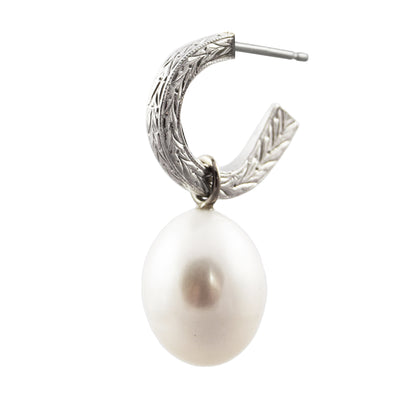 Creole earrings in white gold with freshwater pearls.